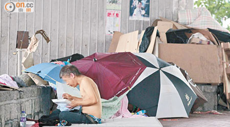 部分露宿者搬到油麻地警署後空地居住。（袁志豪攝）