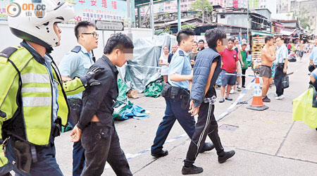 其中兩名涉案南亞漢由警員押走。（陳錦昌攝）