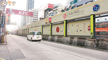 大棠路站翻新後，十多塊廣告牌並排猶如屏風，影響月台通風情況。