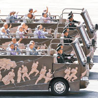 抗戰老兵乘車方隊通過天安門廣場。（中新社圖片）