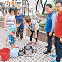受影響居民帶同膠桶和水煲排隊取水。（張世洋攝）