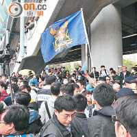 反水貨客示威損害香港好客之都聲譽，有示威者更高舉鳳凰龍獅旗。