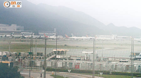 國泰航空昨有貨機因液壓系統有問題，機場需局部戒備。（曾紹良攝）