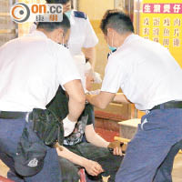 一名被捕女子頭破血流，由救護員包紮。