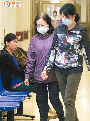 李太（右）由親友陪同在瑪麗醫院為等待換肝的丈夫打氣。（高嘉業攝）