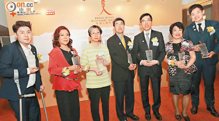 七位市民多年來默默服務他人，昨日一同獲頒「香港人道年獎2015」。（袁志豪攝）