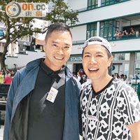 著名時裝設計師鄧達智（左）及「住好啲」創辦人楊志超有份設計今次擺放於街頭嘅鋼琴。