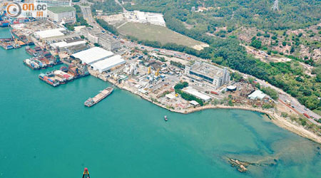 其中一幅具發展潛力土地現作屯門至赤鱲角連接路的臨時工地。