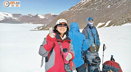 本港女教師關麗芳（左），七月在新疆攀山勝地狼塔探險時失蹤。