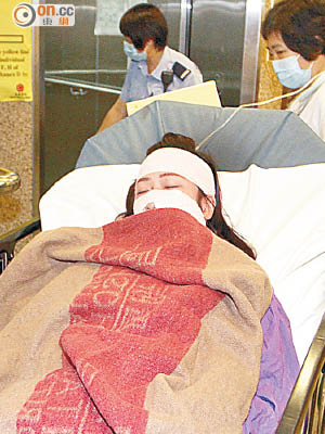 遇襲女子臉及額包紮着送上病房留醫。（陳展鴻攝）