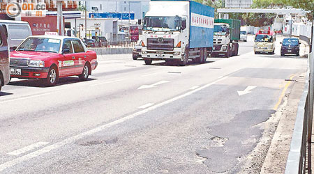 荃灣昌榮路行車路路面出現凹陷，影響駕駛者安全。