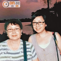 黃女士（右）與母親樂遊新加坡，豈料回程乘國泰客機有不愉快經歷。（黃女士提供）