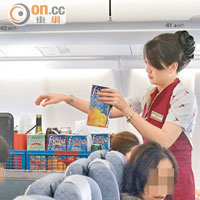 國泰會為機上乘客提供飛機餐及飲料。（資料圖片）