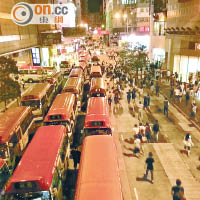 大批小巴堵塞上海街。（讀者提供）