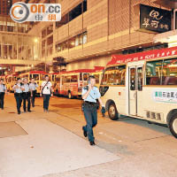 晚上約十時半，警方重開旺角上海街一條慢線。