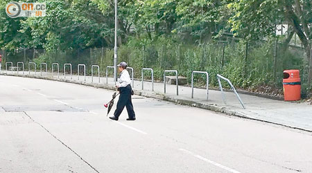 豐盛街牛池灣公園正門對出有欄杆損毀變形。