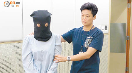 圖左為被捕姓梁香港女子。