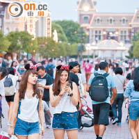 香港迪士尼上年度的入場人次達七百五十萬人次，近半是內地旅客。