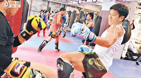 劉業光（右）提醒市民與對手練習泰拳對踢時，或造成創傷，宜戴保護裝備。（蘇文傑攝）