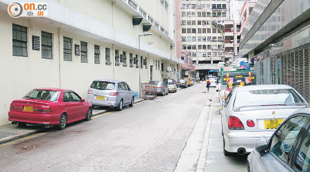 景明道兩旁行人路經常泊滿車輛。