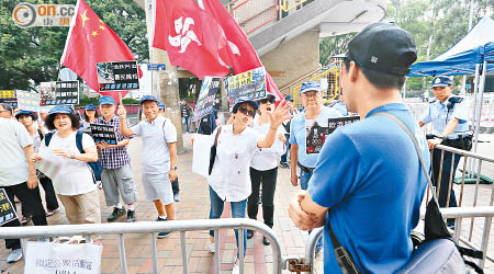 有反水貨示威者與保衛香港運動成員互相指罵。（陳章存攝）