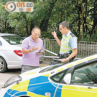 七人車司機向警員講述事發經過。