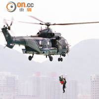 被困行山客由直升機吊起。