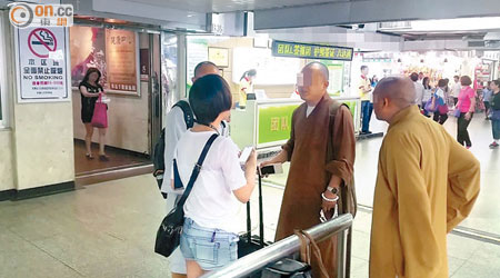 新規定實施後，旅行社職員向僧人招攬生意，代辦即日L簽。
