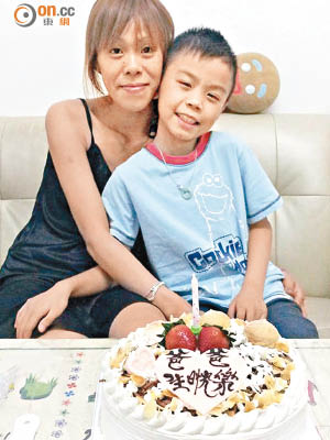 男童盧梓聰生前與母親鍾慧思為父親慶祝生日。（互聯網圖片）