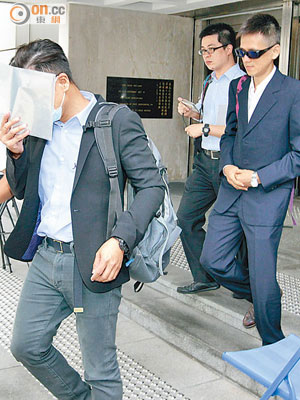 律政司正重新考慮，是否繼續控告兩名涉案的記者羅日昇（左）及陸羽平（右）藐視法庭。（袁志豪攝）