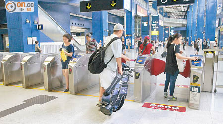 港鐵職員容許男乘客帶同大型高球袋入閘。（吳家豪攝）