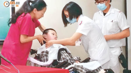 王家羿（左二）是其中一名需使用呼吸機專用病床的兒童。