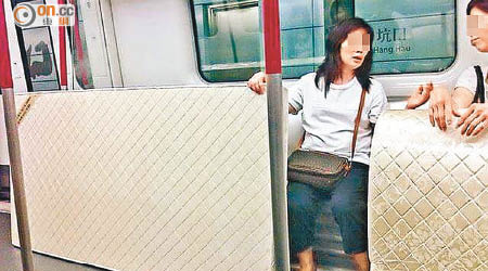 有網民昨上載圖片，可見有乘客攜帶單人床床褥及床墊乘港鐵。