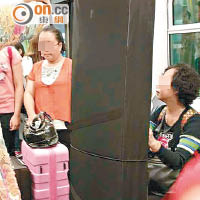 不少網民繼續分享圖片，顯示有乘客疑似同樣攜帶古箏卻可乘港鐵。