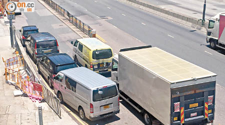 昌榮路經常有車輛違泊，阻礙車輛駛入附近工業大廈。