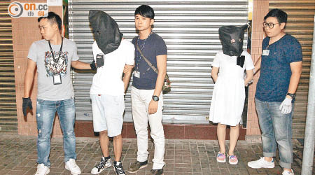 涉案中學女生及男友被探員拘捕。（賴南秋攝）