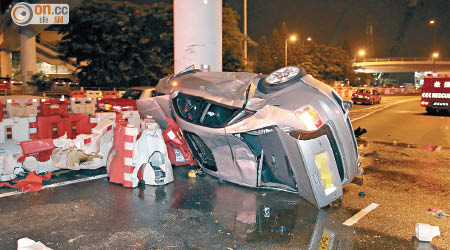 肇事房車翻側橫亘路面。（張曉楠攝）