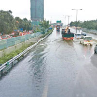 元朗公路水浸，車輛需慢駛。（互聯網圖片）