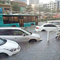 深圳連夜暴雨，導致馬路嚴重水浸。（互聯網圖片）