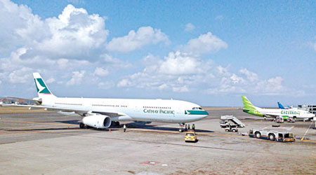 肇事國泰客機型號為配備兩個引擎的空中巴士A330，有乘客指其中右邊的引擎噴火，客機昨午仍停泊在登巴薩國際機場。（DIIMEX.COM圖片）