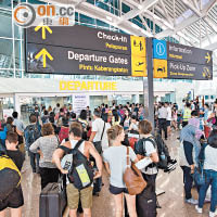 逾二百五十名CX 170乘客一度滯留峇里登巴薩國際機場，部分人需到今早才獲安排離開。（資料圖片）