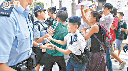 社民連十多名成員到場示威，一度與警方推撞。（蘇文傑攝）