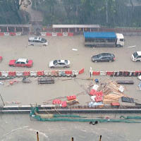 暴雨成災，多輛汽車死火。（互聯網圖片）