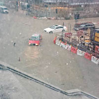 有救護車被水淹浸。（互聯網圖片）