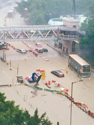 彩虹道水深高達一米，河道及馬路變成一片汪洋。（互聯網圖片）