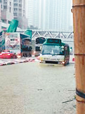 小巴等車輛被困水中央。（互聯網圖片）