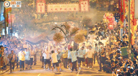 大坑舞火龍 <br>火龍舞遍大坑的街頭巷尾，吸引大批市民觀看。（陳章存攝）