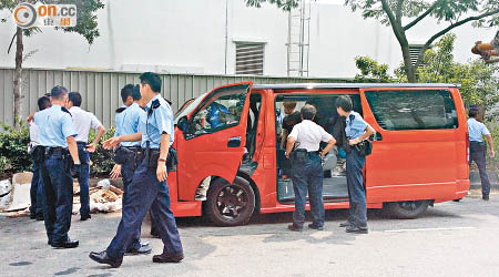 警方在案發現場檢視客貨車。（趙瑞麟攝）