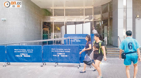 頌富廣場近街市的出入口現正進行增設斜道工程，有市民不滿工程令出入口變窄。