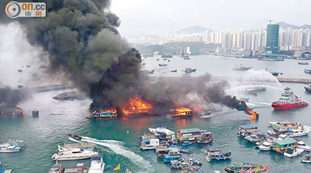 筲箕灣避風塘多艘船連環起火。（網民Dong Ho Leung攝）
